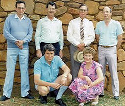 'n Foto van sommige lede van die eerste bestuur van die Henning Familiebond. Liza Brummer verskyn regs voor, op haar hurke