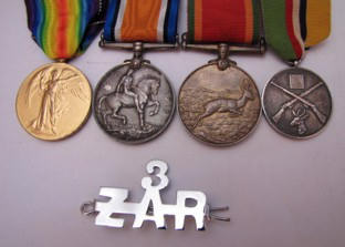 Die vier medaljes wat b6.c4.d3.e5.f2. Willem Frederik Henning *19-4-1891 in die Unie Verdedigingsmag verwerf het, v.l.n.r Die Eerste W�reldoorlog Oorwinnings-medalje; die Eerste W�reldoorlog Diensmedalje; die Afrika Diensmedalje en die Noordelike Kommandement Kampioen-skutmedalje