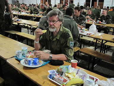 Een van die eetsale waar duisende soldate en burgerlikes tydens die Nijmegen Mars ge-eet het. Ds Bjarne Fowels in die voorgrond