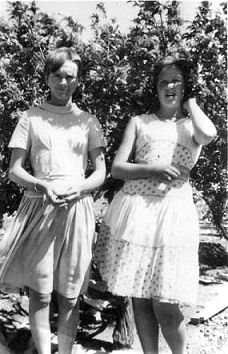 Twee Henning meisies wat buurdogters en groot vriendinne was - Isabel en Drika Henning