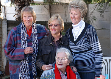 Tant Driekie Alberts (98) met drie van haar dogters wat haar verjaardagpartytjie bygewoon het - Amanda, Fransie en Driekie