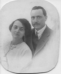 b1.c6.d3.e11. Cornelis Belsazar Henning *17-1-1886 en sy vrou Susanna Francina (gebore Fouche). Die foto is gedurende 1924 geneem