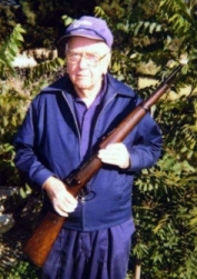 Ken Hallock van Noord Idaho, VSA met die Henning geweer uit die ABO, wat hy op 'n Internet veiling gekoop het