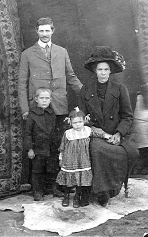 b6.c4.d1.e5.f4. Jan Sarel Marthinus Henning *21-4-1888, 
sy eerste eggenote Anna Catharina (gebore Kleynhans) en hul twee oudste kinders, Willem Hendrik *24-4-1910 (g1) en Cecilia Jacoba *17-5-1912 (g2)