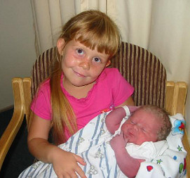 Lenélle Henning (6) en haar pasgebore boetie, Heinrich op 9 Februarie 2004 in die Durbanville Privaat Hospitaal