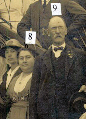 b1.c6.d14 Christiaan Rudolf Jacobus Henning *12-4-1859 en sy vrou Anna Maria Gertruida (gebore Smith) op die troue van hul dogter Rachel (e1) op 16-7-1918.