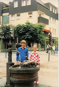 Frieder - en Eske Endrejat, kinders van Erich Endrejat en sy vrou Levina (gebore Henning) - 1987 by die fonteintjie